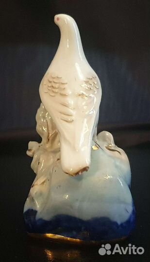 Фарфоровая статуэтка. Голубь