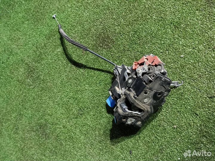 Замок двери передний правый Skoda Fabia 2 хэтчбек