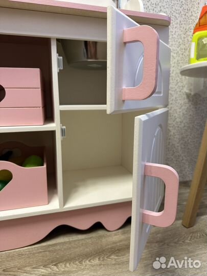 Детская деревянная кухня с посудой