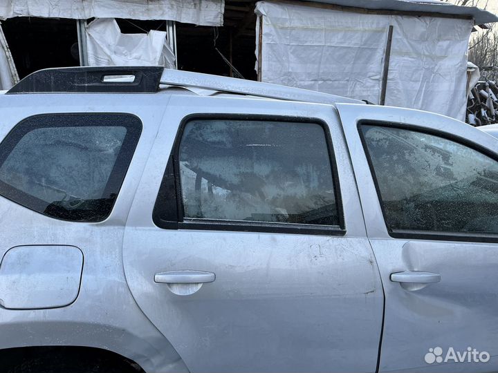Стекло боковое правое Renault Duster 1