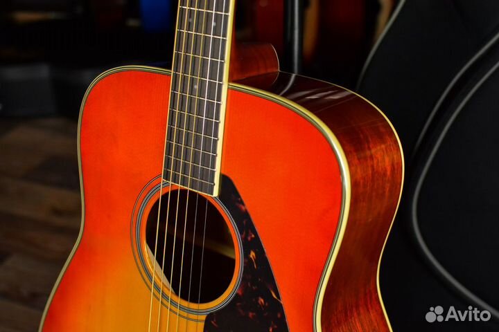 Акустическая гитара Yamaha + аксессуары