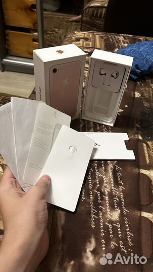 Коробка от iPhone 7 и наушники