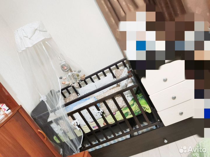 Детская кроватка с маятником и комодом