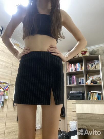 Юбка в полоску с вырезом