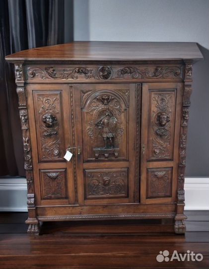 Антикварный шкаф