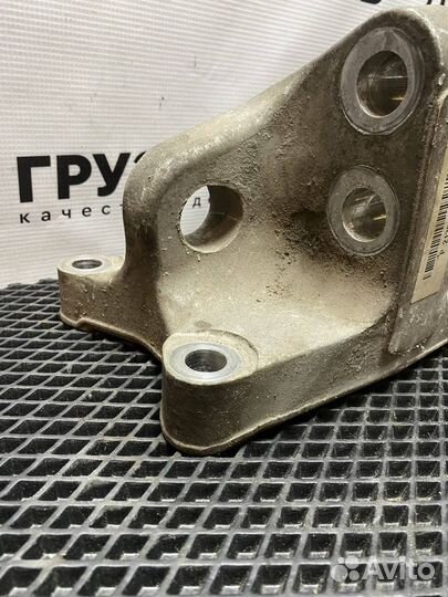 Кронштейн двигателя задний правый Volvo FH4