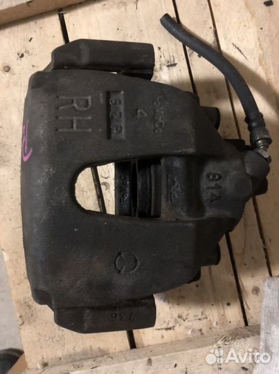 Супорт передний правый Мазда 3 бк бл