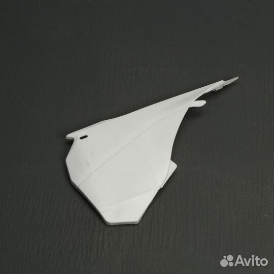 Обтекатель средний левый Avantis A2