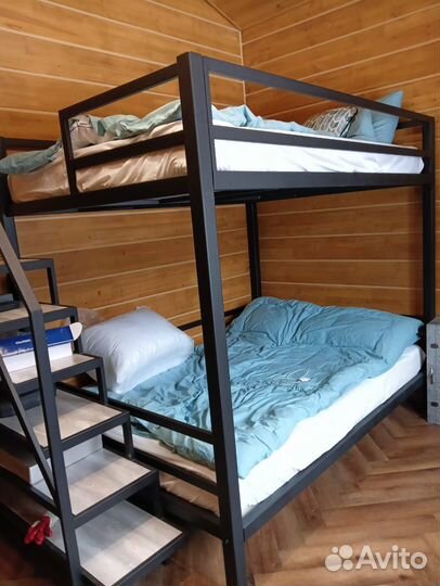 Двухъярусная кровать металлическая