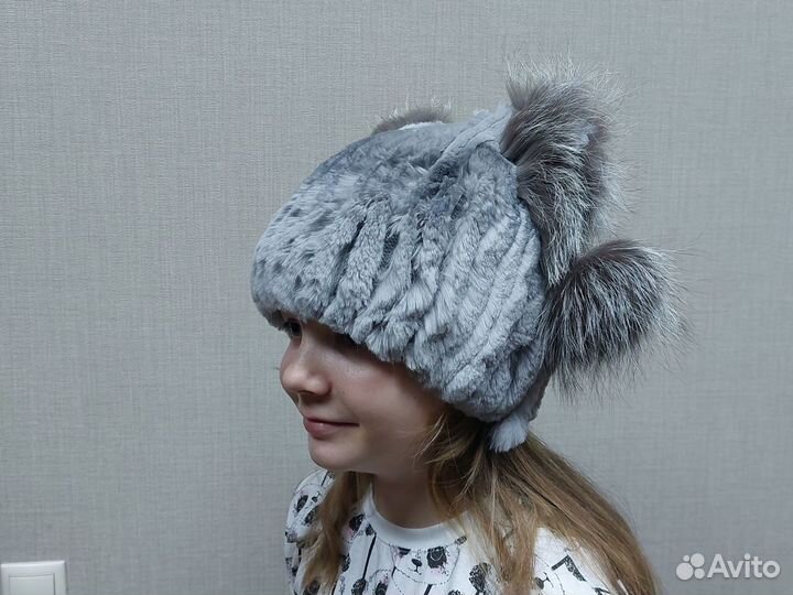 Шапка с ушками помпонами из вязаного кролика