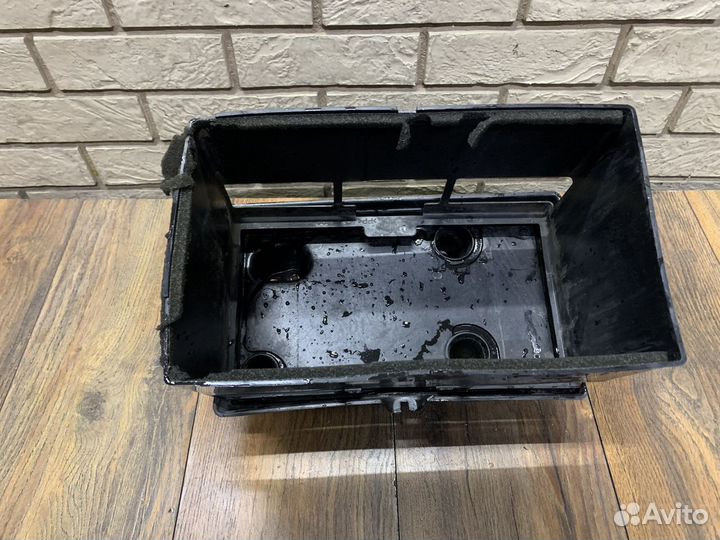 Lexus LS460L Крепление акб