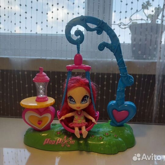 Поп пикси на качелях