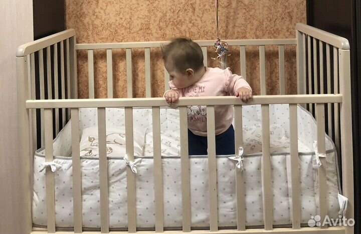 Детская кроватка с маятником