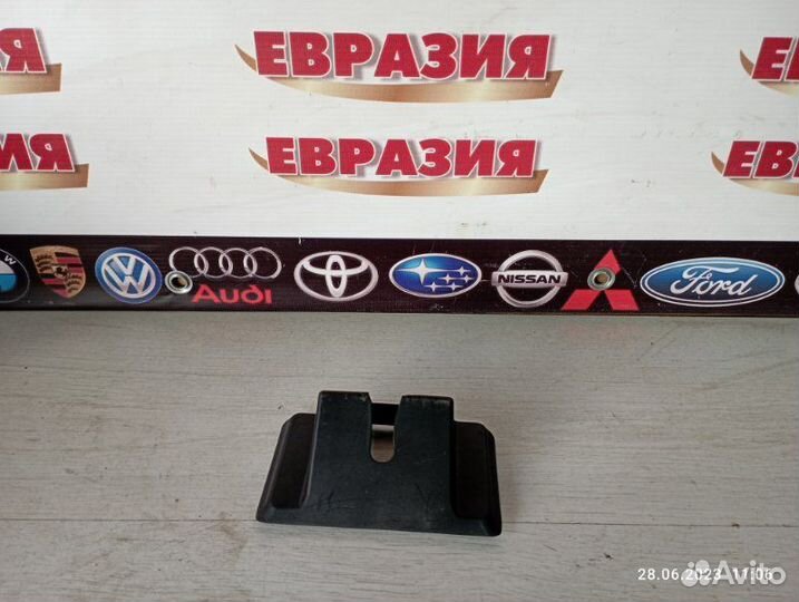 Накладка замка багажника задняя Lexus Rx350 2010