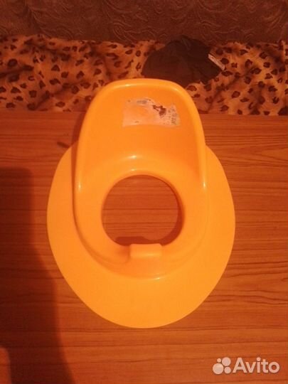 Отдам игрушки, бутылочки и сидушку на унитаз