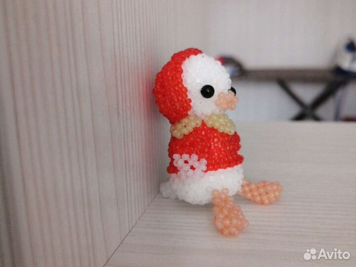 Амигуруми гусь в костюме клубники