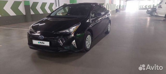 Черная Toyota Prius 2017