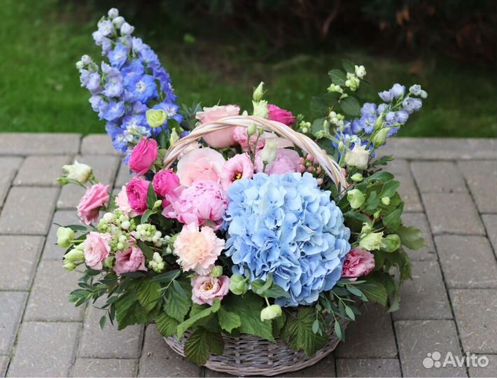 Букеты из роз, гербер и пионов. Доставка в Москве