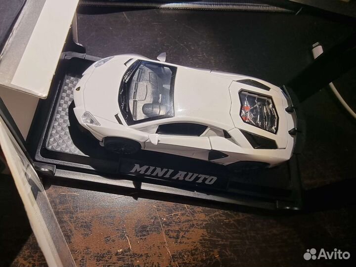 Металлическая модель автомобиля