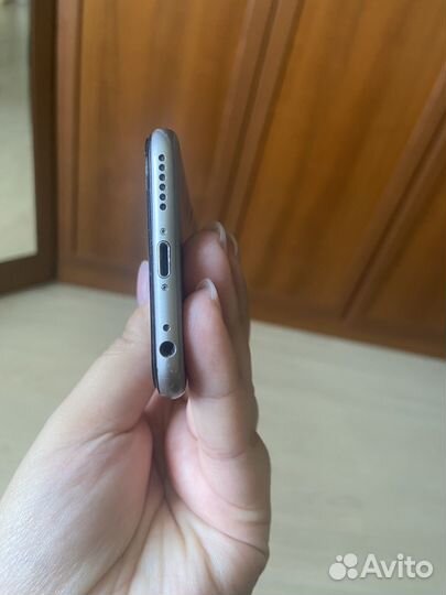 Телефон iPhone 6 работает