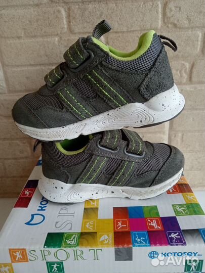 Кроссовки Котофей 22 размер