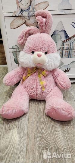 Большой плюшевый заяц