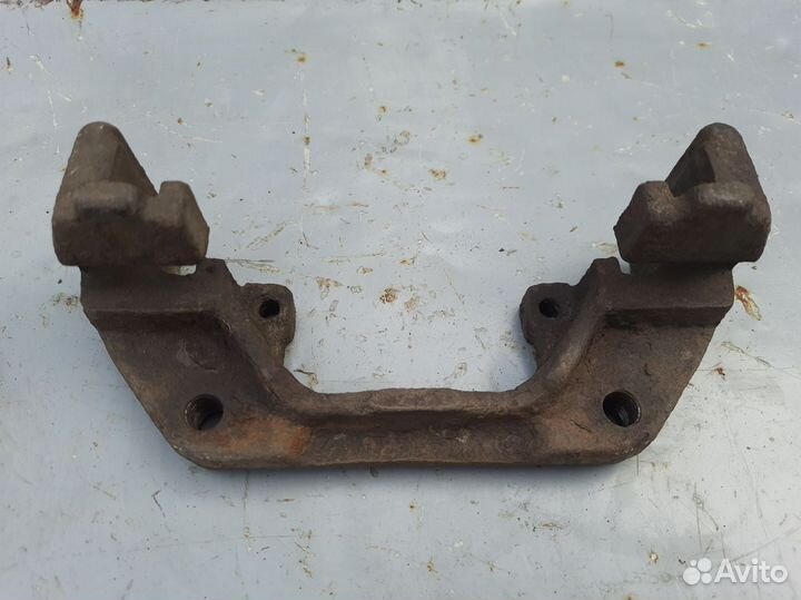 Скоба переднего суппорта BMW E34