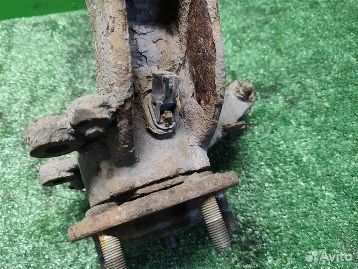 Кулак передний левый Mazda 3 (BK) 2005