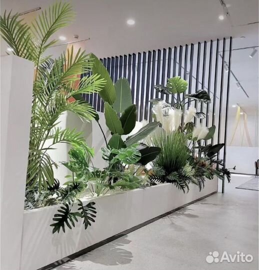 Ящики с искусственными растениями