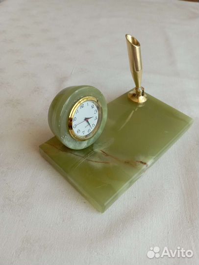 Письменный набор из оникса с часами