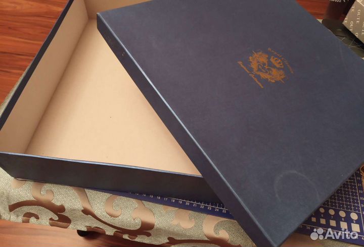 Подарочная коробка