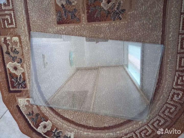 Стеклянные дверцы и полки