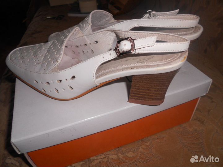 Белые босоножки