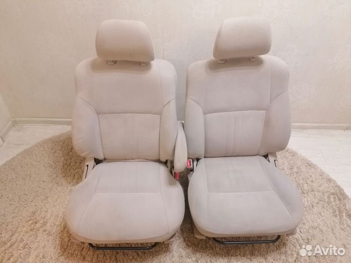 Передние сиденья тойота Gaia