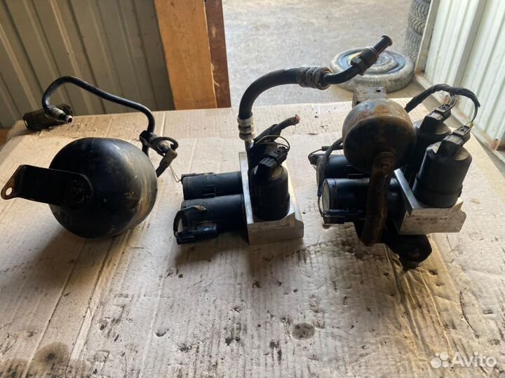 Блок клапанов гидроподвески Мерседес W220 W215 abc