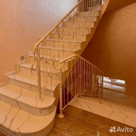 Лестница из камня кварцевый агломерат