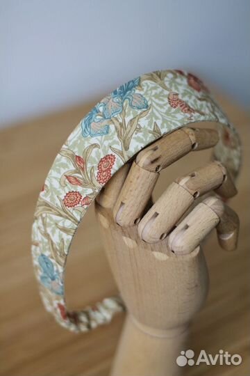 Кокошник Моррис - пташка среди ирисов (скругл.)