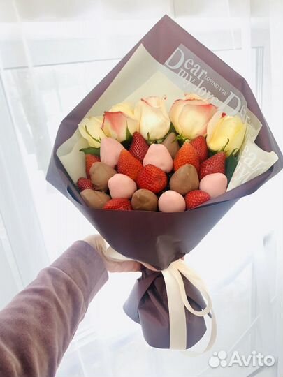 Букеты из цветов и клубники