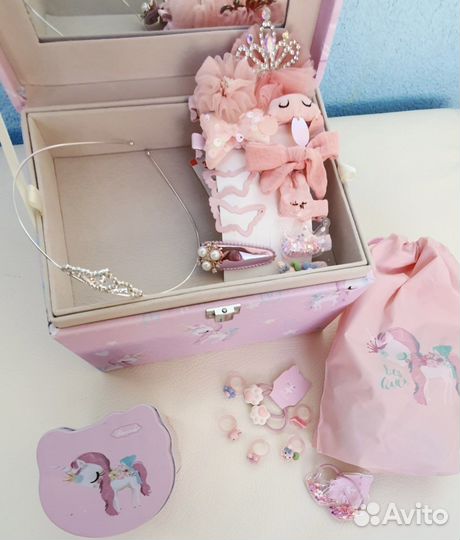 Шкатулка с заколками для девочки