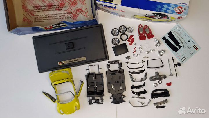 Масштабная модель Smart Roadster 2003 Bburago 1:24