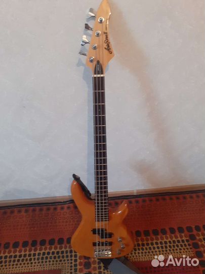 4 струнная бас гитара