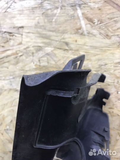 Воздуховод радиатора правый Volvo XC70