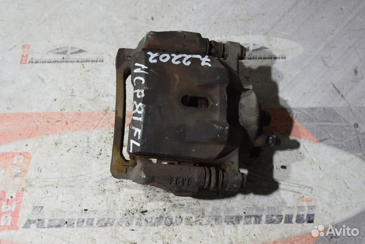 Суппорт перед право c Toyota Sienta NCP81G 1NZ-FE