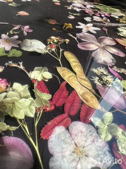 Столик из эпоксидной смолы с цветами