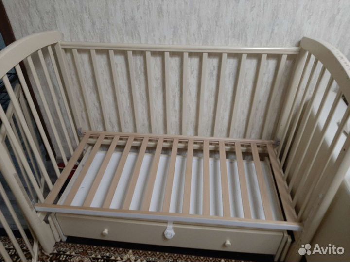 Детская кроватка с универсальным маятником