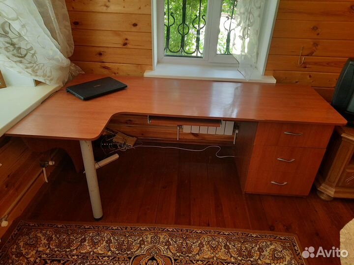 Угловой письменный стол с тумбой