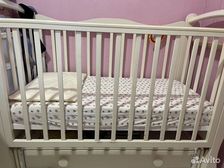 Детская кроватка с маятником