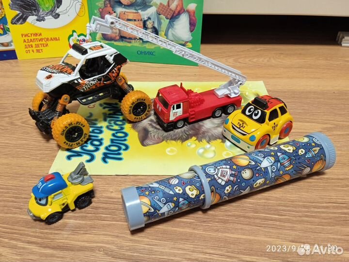 Игрушки, машинки и книги