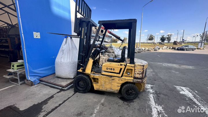 Природный камень валун песчаник желто-коричневый