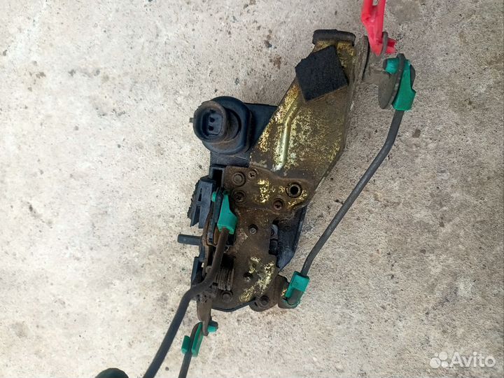 Замок двери задний правый Dodge Stratus